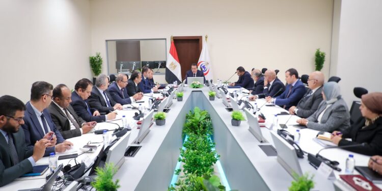 وزير الصحة يبحث خطة التأمين الطبي للانتخابات الرئاسية