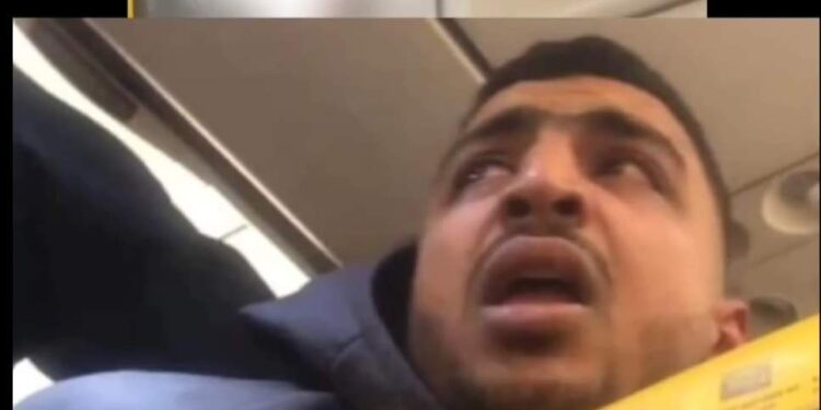 راكب مصري يتسبب في هبوط اضطراري لطائرة في إيطاليا.. اعرف السبب!