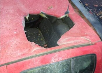 حفرة غامضة في سقف سيارة تثير الغموض في فرنسا وسط احتمالات بسقوط نيزك