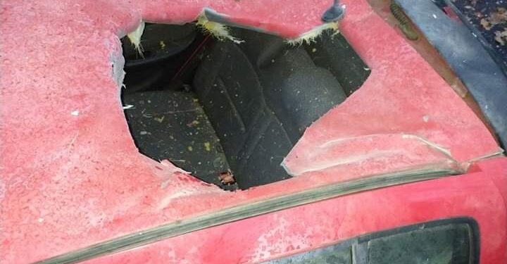 حفرة غامضة في سقف سيارة تثير الغموض في فرنسا وسط احتمالات بسقوط نيزك