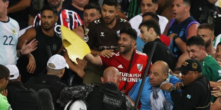 الشرطة تفض أعمال عنف جماهيرية نشبت خلال مباراة الأرجنتين والبرازيل