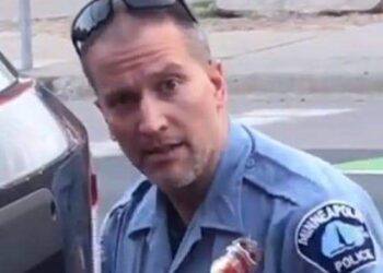 الشرطي المدان بقتل الأمريكي جورج فلويد يتعرض للطعن في السجن