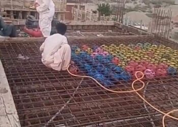 ماذا يحدث؟.. وضع كرات بلاستيكية على سقف أحد المنازل أثناء عملية الصب والبناء! 