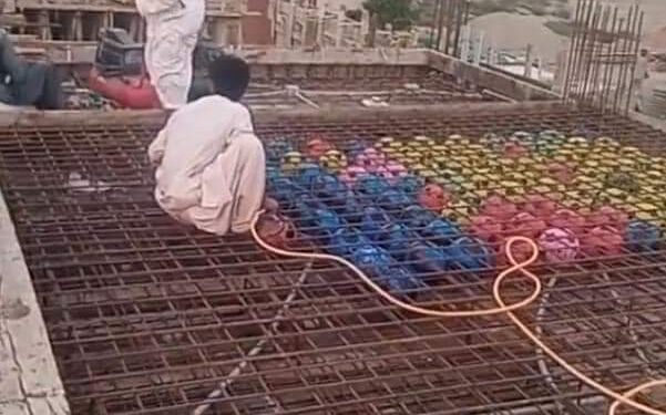 ماذا يحدث؟.. وضع كرات بلاستيكية على سقف أحد المنازل أثناء عملية الصب والبناء!