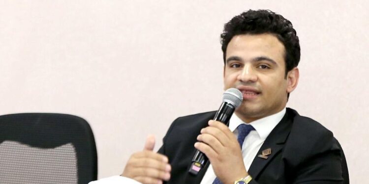 أحمد الباز يشيد بنجاح الجهود المصرية القطرية الأمريكية في وقف القتال في غزة