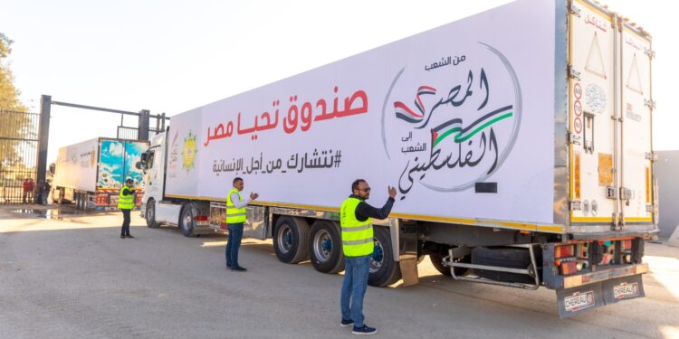 وصول قافلة المساعدات الإنسانية الشاملة لصندوق تحيا مصر إلى ميناء رفح البري تمهيدا لعبورها إلى غزة