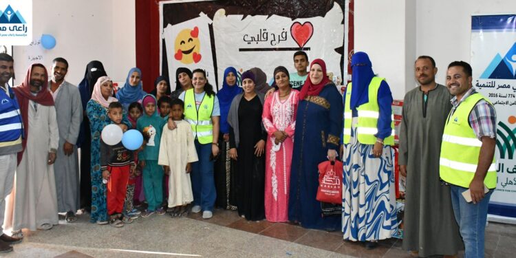 راعي مصر عضو التحالف الوطني توزع أجهزة منزلية وغرف نوم وسلع غذائية على الأسر الأولى بالرعاية في القاهرة والمنيا