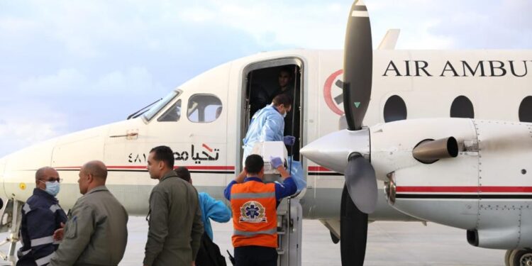 الإسعاف الطائر ينقل 12 طفلا من الأطفال الفلسطينيين المبتسرين إلى مستشفى العاصمة الإدارية