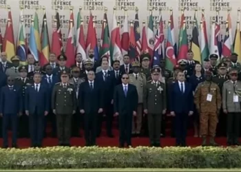 الرئيس السيسي يفتتح معرض إيديكس 2023 ويلتقط صورا تذكارية مع الحاضرين