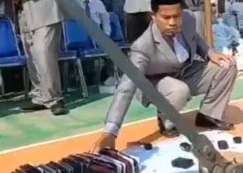 مدير مدرسة في إندونيسيا يحطم مئات الهواتف الخاصة بالطلاب 