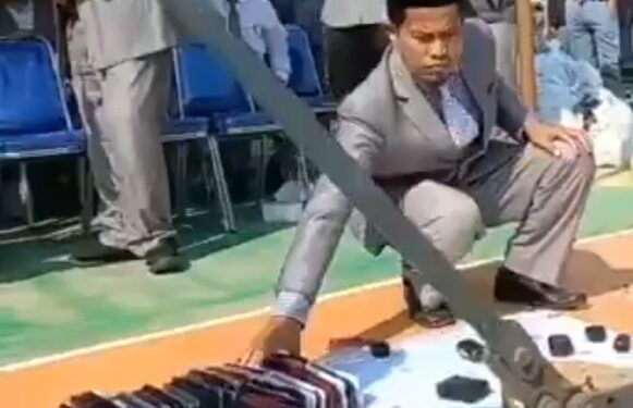 مدير مدرسة في إندونيسيا يحطم مئات الهواتف الخاصة بالطلاب