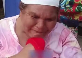 انهيار سيدة بعد أن قررت ابنتها تركها في دار للمسنين