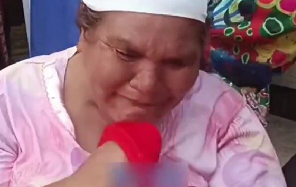 انهيار سيدة بعد أن قررت ابنتها تركها في دار للمسنين