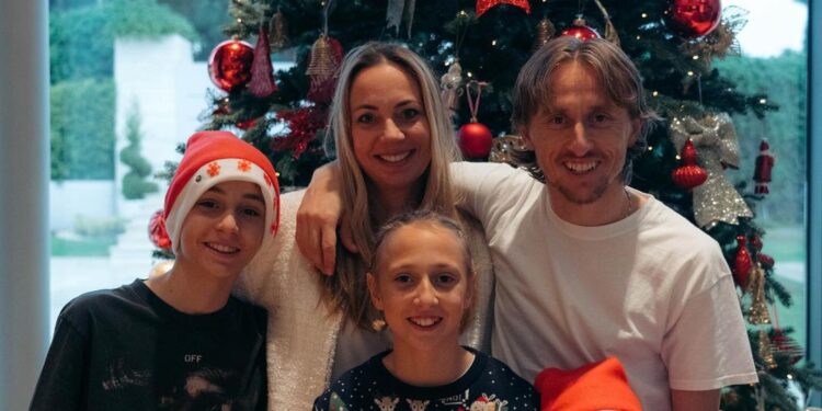 مودريتش يحتفل مع أسرته بالكريسماس.. وصراع بين الأندية السعودية للتعاقد معه