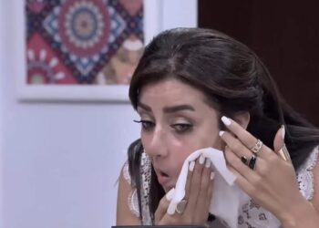 رضوى الشربيني تزيل “الميك آب” الخاص بها على الهواء مباشرة 