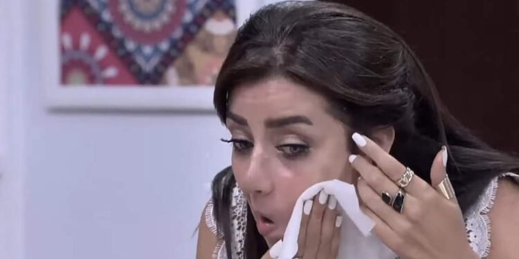 رضوى الشربيني تزيل “الميك آب” الخاص بها على الهواء مباشرة