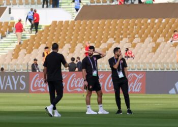 لاعبو الأهلي يجرون عمليات الإحماء ومعاينة الملعب قبل لقاء أوراوا الياباني 