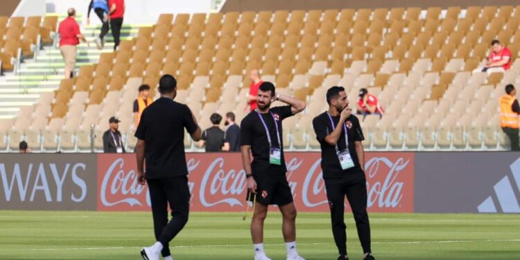لاعبو الأهلي يجرون عمليات الإحماء ومعاينة الملعب قبل لقاء أوراوا الياباني 