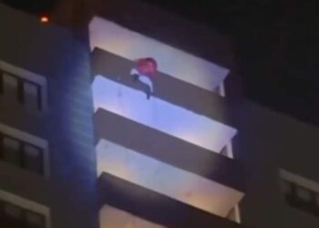 نهاية مأساوية.. سقوط بابا نويل من برج مكون من 24 طابقا جنوب روسيا