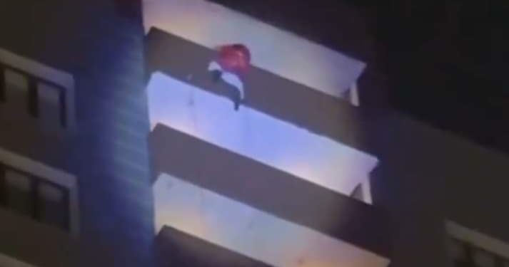 نهاية مأساوية.. سقوط بابا نويل من برج مكون من 24 طابقا جنوب روسيا