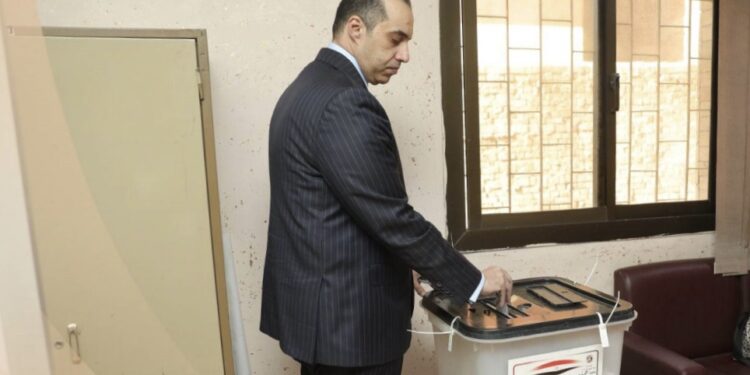 المستشار محمود فوزي يدلي بصوته في الانتخابات الرئاسية
