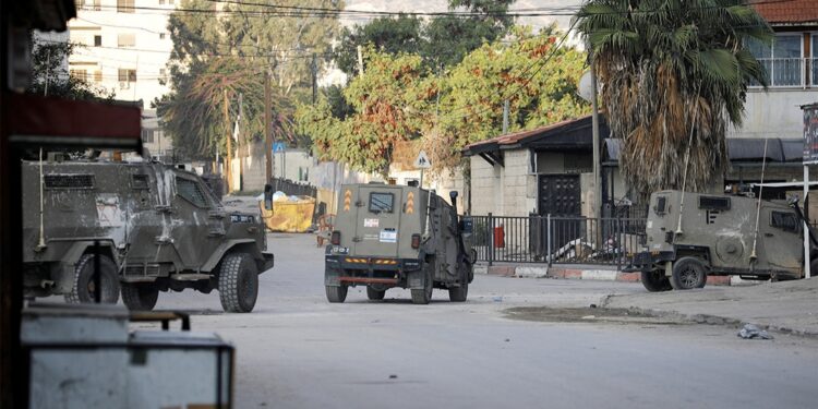 إعلام إسرائيلي: إصابة ضابط و7 جنود في معارك جنوب غزة