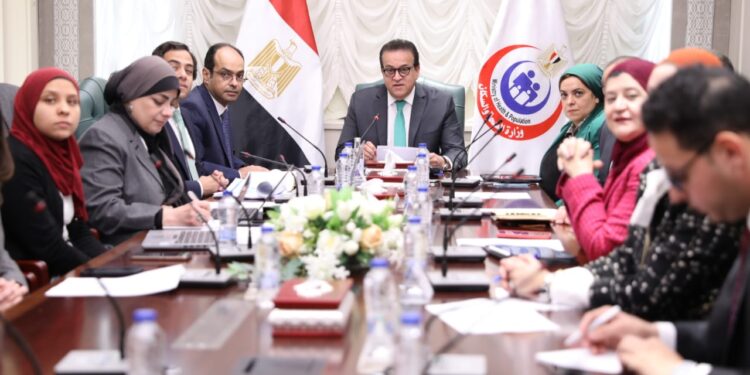 وزير الصحة يناقش الاستراتيجية القومية لعلاج لسرطان الأطفال