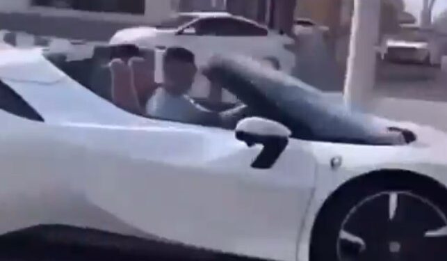 سعرها تخطى 2 مليون يورو.. رونالدو يتجول بسيارته الفارهة في شوارع الرياض