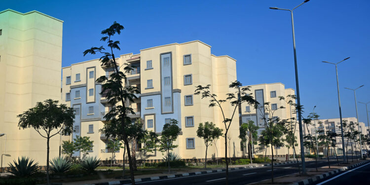 مدبولي يتفقد وحدات مبادرة الرئيس “سكن لكل المصريين” بمدينة السادات