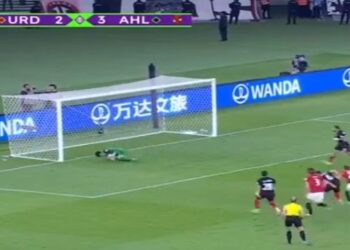 الأهلي ضد أوراوا.. علي معلول يضيع ضربة جزاء ويفقد فريقه الهدف الرابع