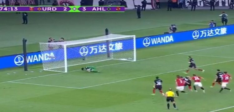 الأهلي ضد أوراوا.. علي معلول يضيع ضربة جزاء ويفقد فريقه الهدف الرابع