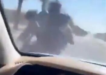 سعودي يصدم سائق دراجة نارية متعمدًا في الرياض