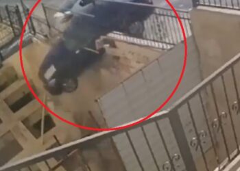 سيارة تقتحم سور منزل في عمان وتسقط داخله⁣!
