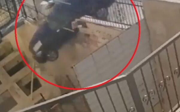 سيارة تقتحم سور منزل في عمان وتسقط داخله!