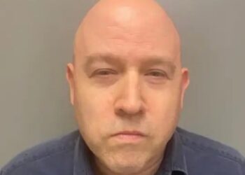 بيشخر بصوت عالي.. أمريكي يطعن جاره حتى الموت 