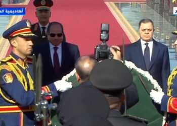 في احتفالية عيد الشرطة الـ 72.. الرئيس السيسي يضع إكليلًا من الزهور على النصب التذكاري بأكاديمية الشرطة