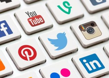 حكم الشرع من تصوير البلوجر لحياتهم على السوشيال ميديا