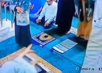 وفاة إمام مسجد أثناء الصلاة بإندونيسيا فتقدم المؤذن 