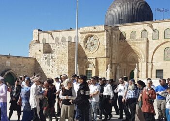 مستوطنون إسرائيليون يقتحمون باحات المسجد الأقصى 