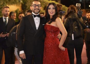 منى زكي بفستان أحمر رفقة أحمد حلمي في حفل توزيع جوائز JoyAwards