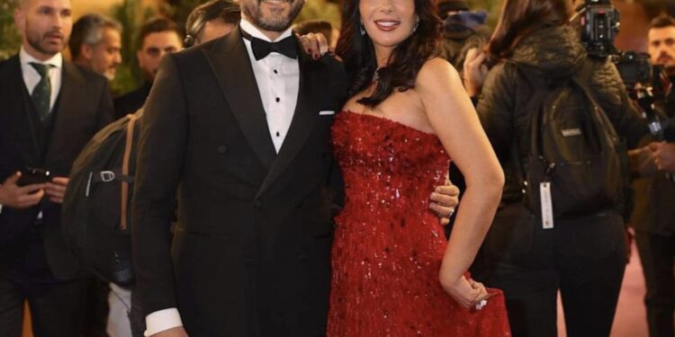 منى زكي بفستان أحمر رفقة أحمد حلمي في حفل توزيع جوائز JoyAwards