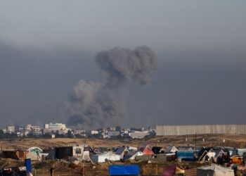 الدخان يتصاعد من رفح بجنوب قطاع غزة مع تواصل القصف الإسرائيلي 1