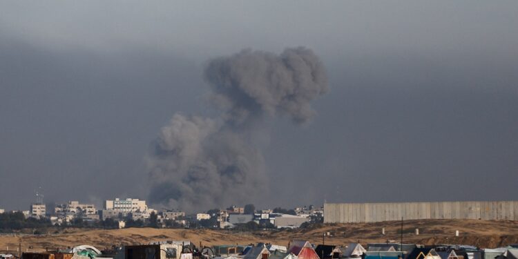 الدخان يتصاعد من رفح بجنوب قطاع غزة مع تواصل القصف الإسرائيلي 1