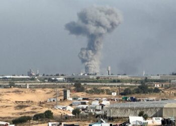 الدخان يتصاعد من رفح بجنوب قطاع غزة مع تواصل القصف الإسرائيلي