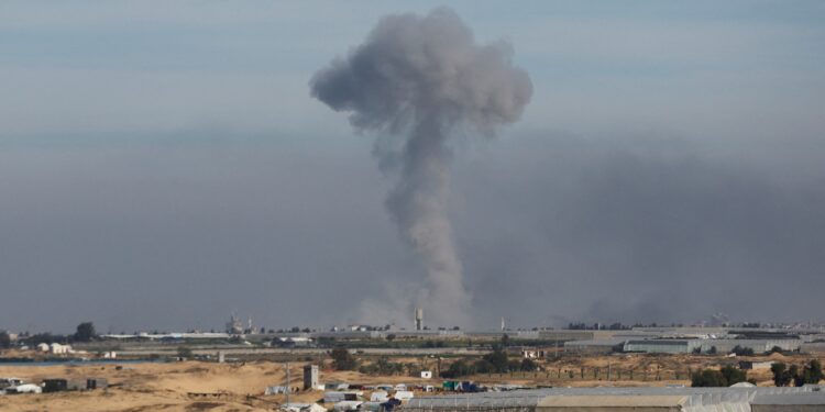 تصاعد الدخان من رفح بجنوب قطاع غزة مع تواصل القصف الإسرائيلي