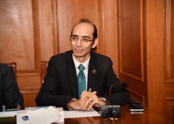 النائب محمد عبد العزيز