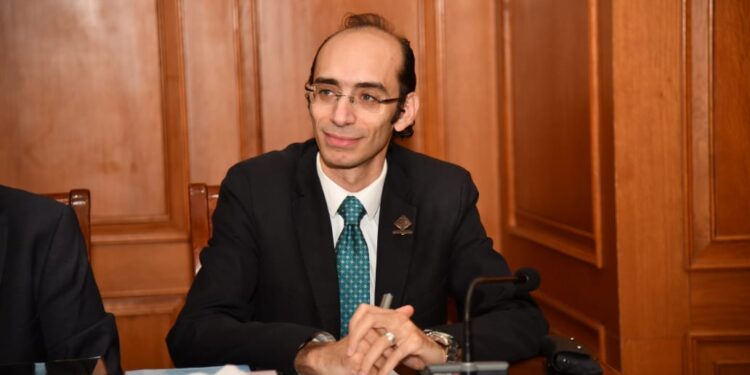 النائب محمد عبد العزيز