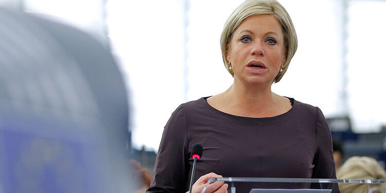 وزيرة الدفاع الهولندية