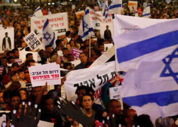 آلاف الإسرائيليين يتظاهرون في تل أبيب للمطالبة بإبرام صفقة للتبادل
