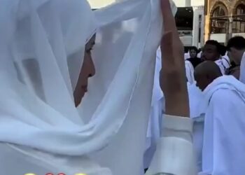 فتاة تفاجئ والدتها أمام الكعبة أثناء تأدية مناسك العمرة